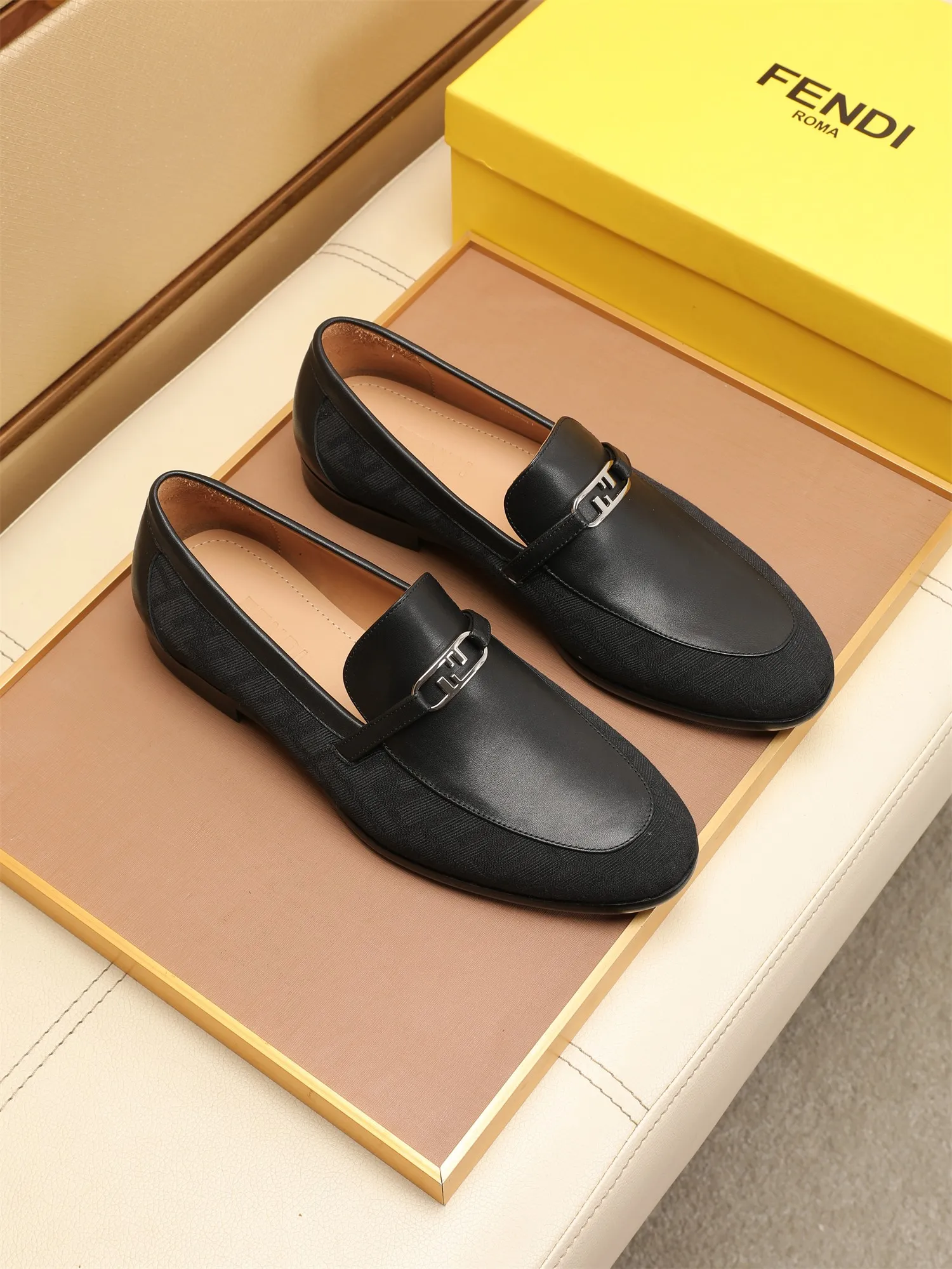 Men's shoes💰460 🕷🕷【FENDI】The latest men's formal leather shoes🇨🇳Classic series not to be missed💯The first layer is made of imported first-layer cowhide☘Original quality, the leather is smooth and delicate🎋Awesome version, perfect streamlined outline🍇Cowhide lining, size 38-44 (customized at 45.46)...